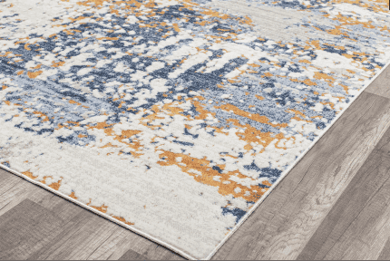 Suelo con alfombra moderna en tonos azul y naranja, sobre pisos de madera.