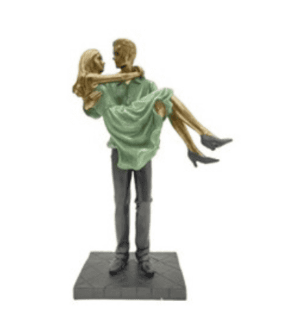 Amor romántico de pareja en escultura artística, símbolo de afecto y unión.