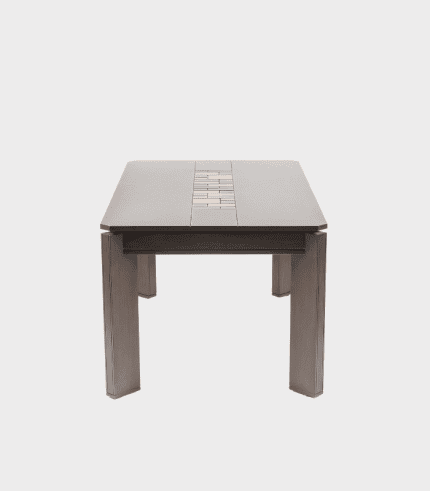 Tabla de madera con extensión y patas robustas, ideal para comedor o oficina.