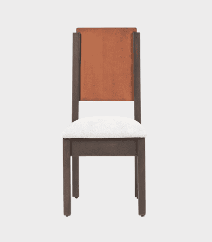 Familia de sillones y sillas de madera en colores oscuros.