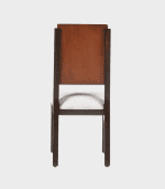 Mesa de comedor de madera con diseño clásico y acabado en tono oscuro, ideal para dormitorios y espacios de decoración elegante.