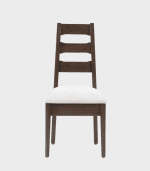 Mueble de madera con asiento tapizado en color beige y respaldo con diseño de estilo rústico, ideal para comedores o espacios de oficina.