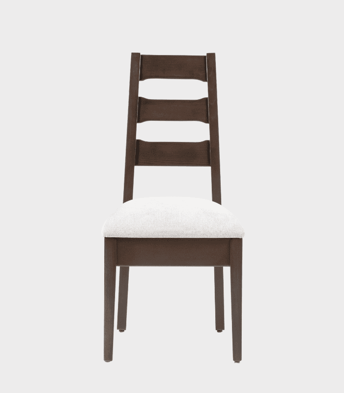 Mueble de madera con asiento tapizado en color beige y respaldo con diseño de estilo rústico, ideal para comedores o espacios de oficina.