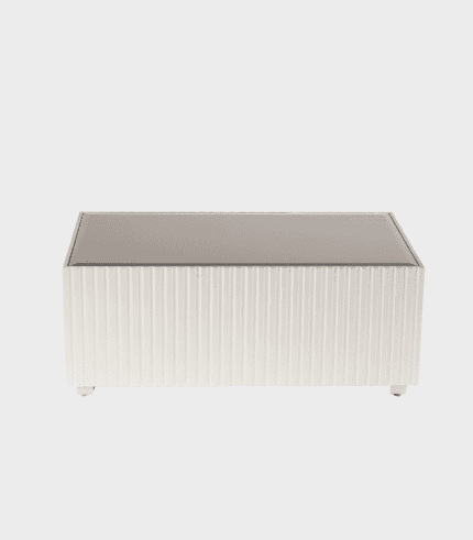Joven mueble de almacenamiento en color blanco, con acabado en madera con textura en línea vertical y superficie lisa. Ideal para sala o oficina, combina con diferentes estilos de decoración.