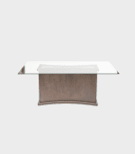 Mesa de comedor con tablero de cristal y base de madera en acabado natural. Ideal para oficinas o espacios elegantes, combina funcionalidad y diseño contemporáneo. Perfecta para decorar y organizar tu hogar o lugar de trabajo.