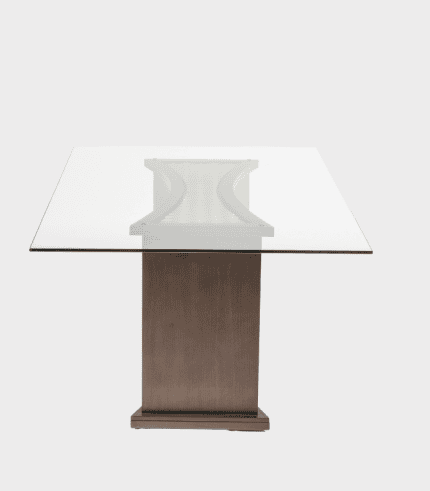 Mesa de comedor con base de madera y cristal templado, ideal para decorar y organizar espacios modernos y elegantes. Perfecta para reuniones y momentos especiales.