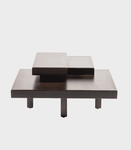 MESA en tonos oscuros de madera con diseño moderno y funcional para oficinas y salas de estar.