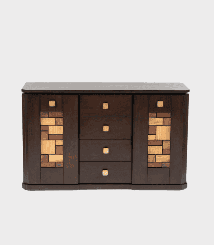 Mueble de madera con diseño único, combina tonos oscuros con detalles en madera clara, ideal para almacenamiento y decoración en el hogar u oficina.