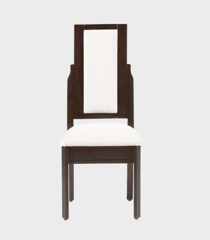 Silla de comedor moderna con respaldo alto y tapizado en blanco, estructura en madera oscura, ideal para espacios elegantes y confortables en zonas de muebles, decoración y hogares.