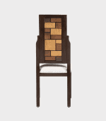 Mueble de madera con diseño moderno, combina tonos oscuros y claros, ideal para decorar tu espacio con estilo y funcionalidad.