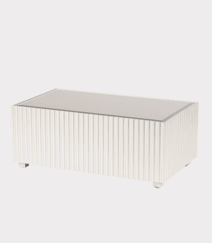 Banco de madera blanco con diseño texturizado, ideal para decoración y áreas de estar modernas. Perfecto para complementar sillones y otros muebles en espacios residenciales o comerciales.
