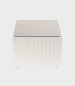 Blanco, mueble de sala con recubrimiento acanalado, diseño moderno y funcional.