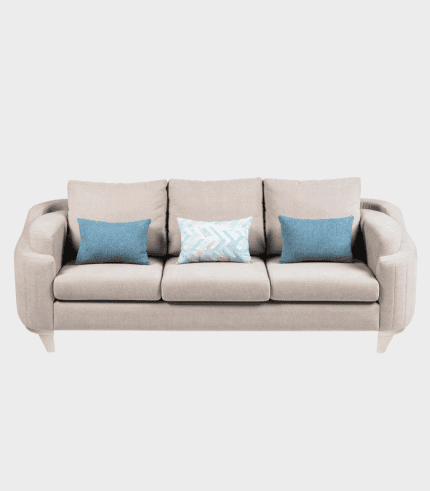 Sofá beige de 3 plazas con cojines decorativos azules y un cojín central con patrón geométrico en tonos claros, ideal para salas de estar elegantes y cómodas.