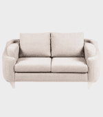 Sofá de estilo clásico en tono beige, con cojines mullidos y estructura de madera sólida, ideal para decoración de salas modernas o elegantes.