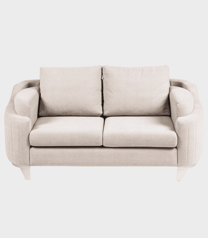 Sofá de estilo clásico en tono beige, con cojines mullidos y estructura de madera sólida, ideal para decoración de salas modernas o elegantes.