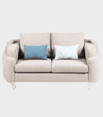 Sofá beige con cojines azules y de diseño geométrico, en un espacio moderno y acogedor. Perfecto para complementar la decoración de tu salón o sala de estar.