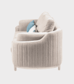 Tapiz beige, sillón cómodo con cojines decorativos, ideal para espacios modernos y elegantes. Perfecto para crear un ambiente acogedor en sala de estar u oficina en Casa Muebles.