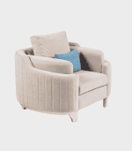Sillón beige de estilo clásico con cojines azules, ideal para decoración de interiores y zona de descanso en el hogar u oficina.
