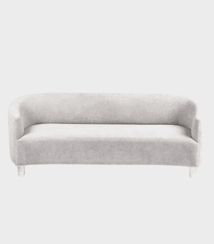 Sofá de diseño moderno en color gris claro, ideal para salas de estar elegantes y cómodas, con estructura resistente y asientos acolchados para máxima comodidad.