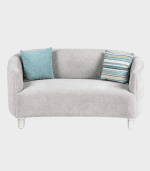 Suede gris con cojines azules y de rayas, sofá moderno y cómodo para sala de estar, ideal para decorar espacios acogedores y funcionales en tu hogar o oficina.