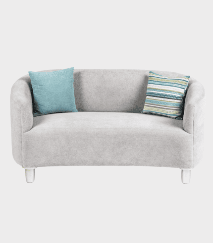 Suede gris con cojines azules y de rayas, sofá moderno y cómodo para sala de estar, ideal para decorar espacios acogedores y funcionales en tu hogar o oficina.
