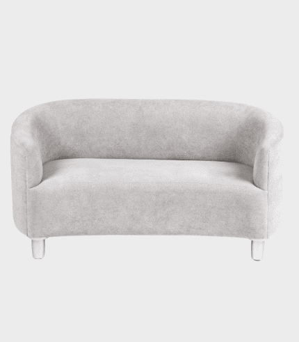 Diseño de sofá de sala de estilo moderno en color gris claro, ideal para decoración de interiores y zona de descanso.
