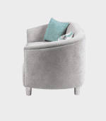 Butaca moderna de color gris claro con cojín azul y manta decorativa, ideal para salas de estar y espacios de descanso.