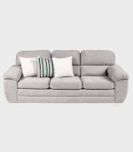Butaca de tela gris con cojines decorativos blancos y de colores, ideal para el salón o sala de estar. Diseño moderno y cómodo, perfecta para decorar con estilo y funcionalidad.