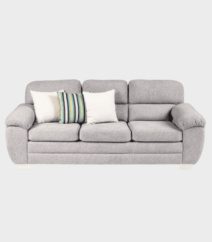 Butaca de tela gris con cojines decorativos blancos y de colores, ideal para el salón o sala de estar. Diseño moderno y cómodo, perfecta para decorar con estilo y funcionalidad.