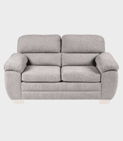 2. Sofá de tela gris con cómodos cojines y apoya brazos acolchados, ideal para sala de estar moderna y acogedora.