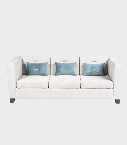 Sofá moderno en color gris claro con tres cojines azules, ideal para sala de estar, combina muebles y decoración contemporánea.