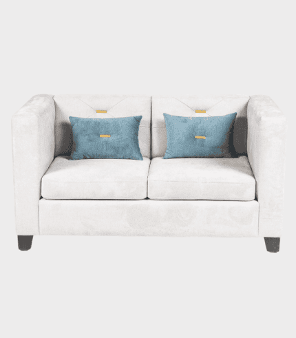Banco de muebles en color gris claro con cojines azules, ideal para zonas de descanso y decoración moderna.