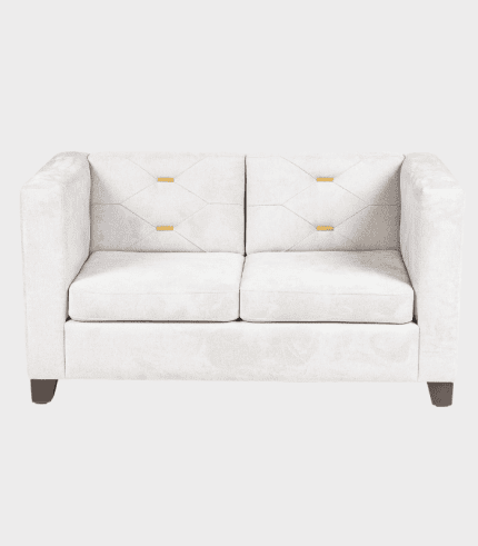 Sofá moderno de tela blanca con cojines acolchados y descansabrazos robustos, ideal para salas de estar y decoración elegante.