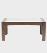 Mesa de comedor moderna con estructura de madera y superficie de cristal, ideal para salas elegantes y funcionales. Perfecta para decorar y aprovechar espacios de trabajo o relax.