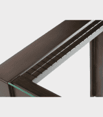 Tablero de escritorio de madera oscura con acabado liso, ideal para muebles y decoraciones modernas.