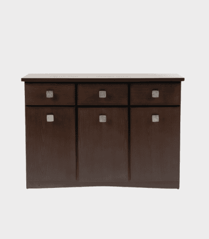 Mueble de madera oscura con seis compartimentos y tiradores cuadrados, ideal para decorar y organizar espacios en el hogar u oficina.