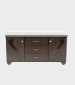 Mueble de madera con puertas y tres cajones, diseño clásico, ideal para oficina o comedor, combina con varias decoraciones y estilos de sillones y escritorios.