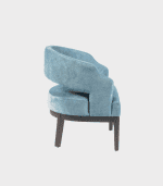 Sofá de tela azul con diseño moderno y cómodo.