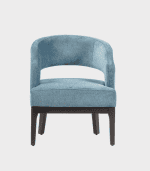 Butaca moderna en azul con patas de madera oscura, ideal para decorar salas y oficinas, combina estilo y comodidad en tus espacios.