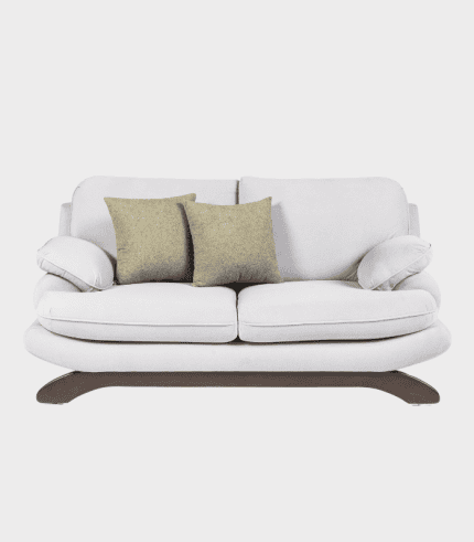 Sofá blanco con cojines beiges, estilo moderno y cómodo para sala de estar.
