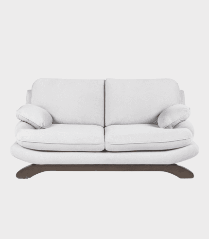 Suave sillón en color blanco con cojines a juego, ideal para decorar espacios modernos y cómodos en el hogar u oficina. Perfecto para crear ambientes acogedores y elegantes.