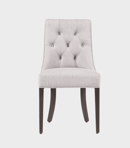 Sofá cómodo y elegante para comedor con tapizado en tela beige y patas de madera oscura.