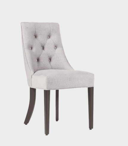 Chaise de estilo clásico con respaldo tapizado y patas de madera oscura, ideal para comedor o sala de estar. Diseño elegante y cómodo, perfecta para decorar y maximizar espacios.