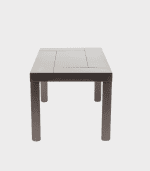 Muebles de comedor con mesa extensible y patas de madera en color oscuro, ideal para decorar y aprovechar espacios en el hogar.