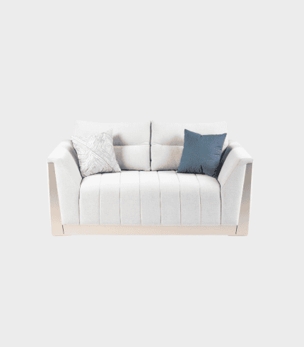 Sofá beige con cojines en tonos gris y azul, ideal para descansar y decoració elegante en el salón.