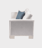 Sofá blanco con cojines decorativos en tonos azules y blancos, ideal para decorar espacios modernos y confortables en hogares y oficinas.