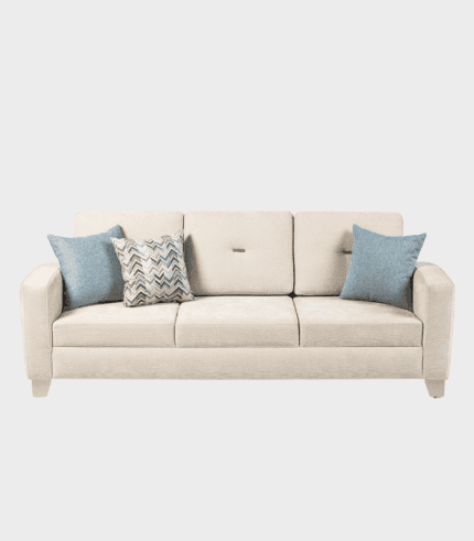Sofá beige con cojines azules y patrón, ideal para decoración de interiores, zona de muebles y sillones confortables para el hogar o oficina.