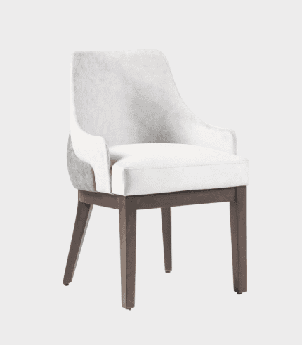 Silla de comedor elegante con respaldo alto, tapizada en tela blanca y estructura de madera en color marrón oscuro.