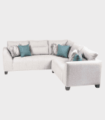 Búho cómodamente en un sofá seccional gris claro con cojines decorativos en tonos azules y gris, ideal para decorar y crear un espacio acogedor en el hogar.