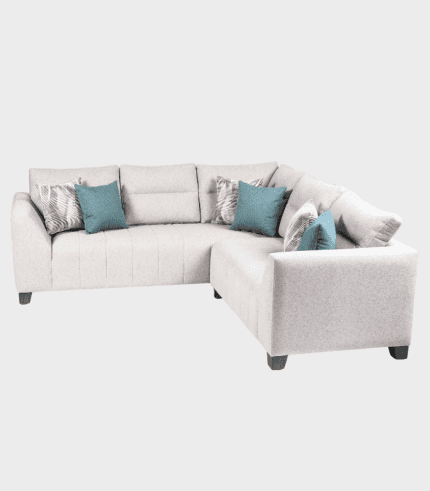 Búho cómodamente en un sofá seccional gris claro con cojines decorativos en tonos azules y gris, ideal para decorar y crear un espacio acogedor en el hogar.